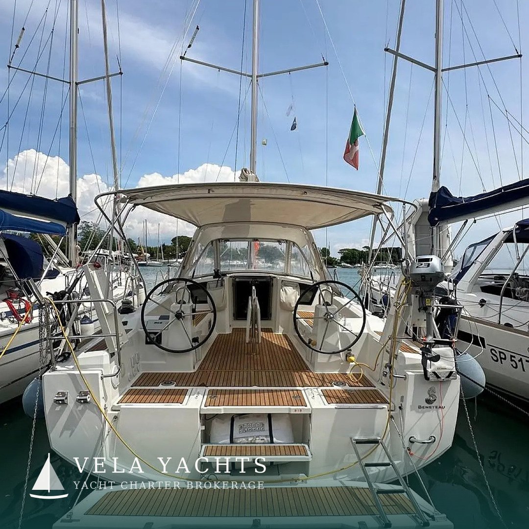Lampo — Beneteau Oceanis 38.1 yacht charter, Porto Mirabello, La Spezia, Italy (photo 4)