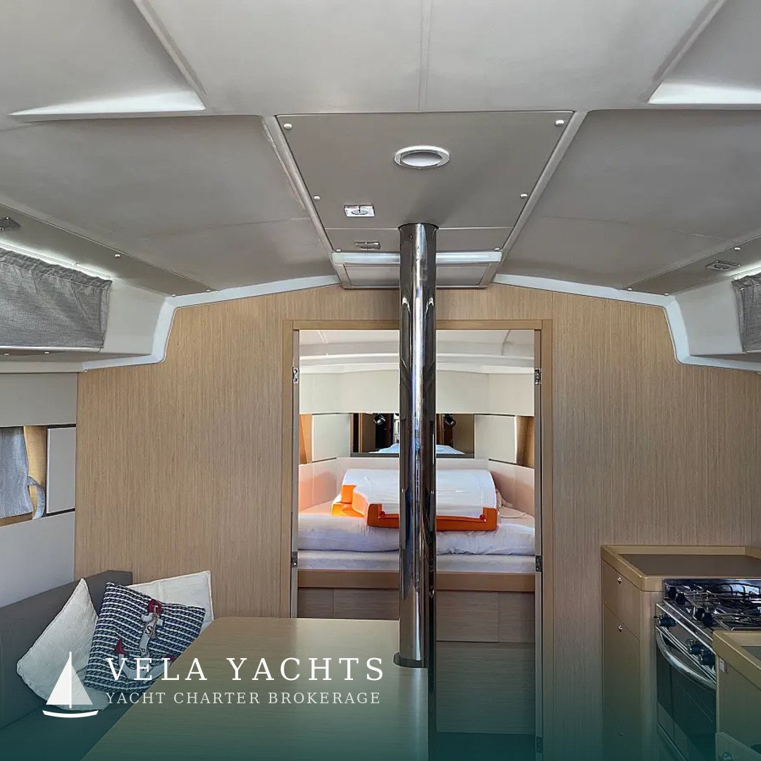 Lampo — Beneteau Oceanis 38.1 yacht charter, Porto Mirabello, La Spezia, Italy (photo 9)