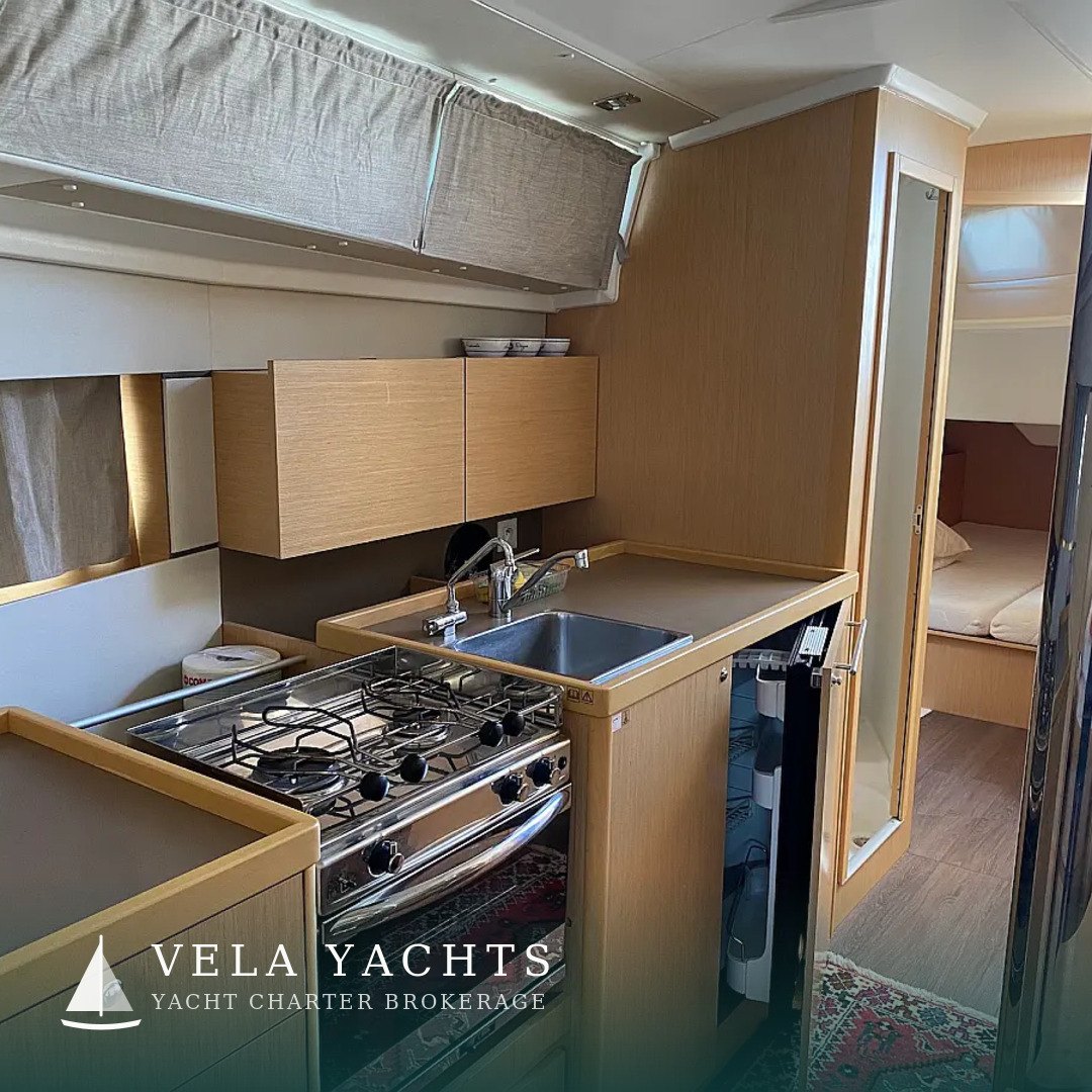 Lampo — Beneteau Oceanis 38.1 yacht charter, Porto Mirabello, La Spezia, Italy (photo 10)