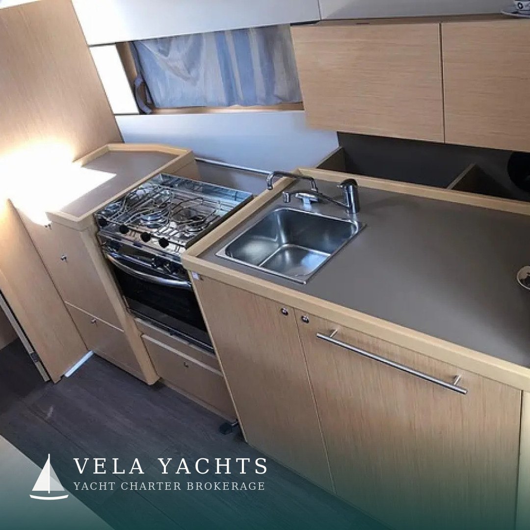 Lampo — Beneteau Oceanis 38.1 yacht charter, Porto Mirabello, La Spezia, Italy (photo 11)