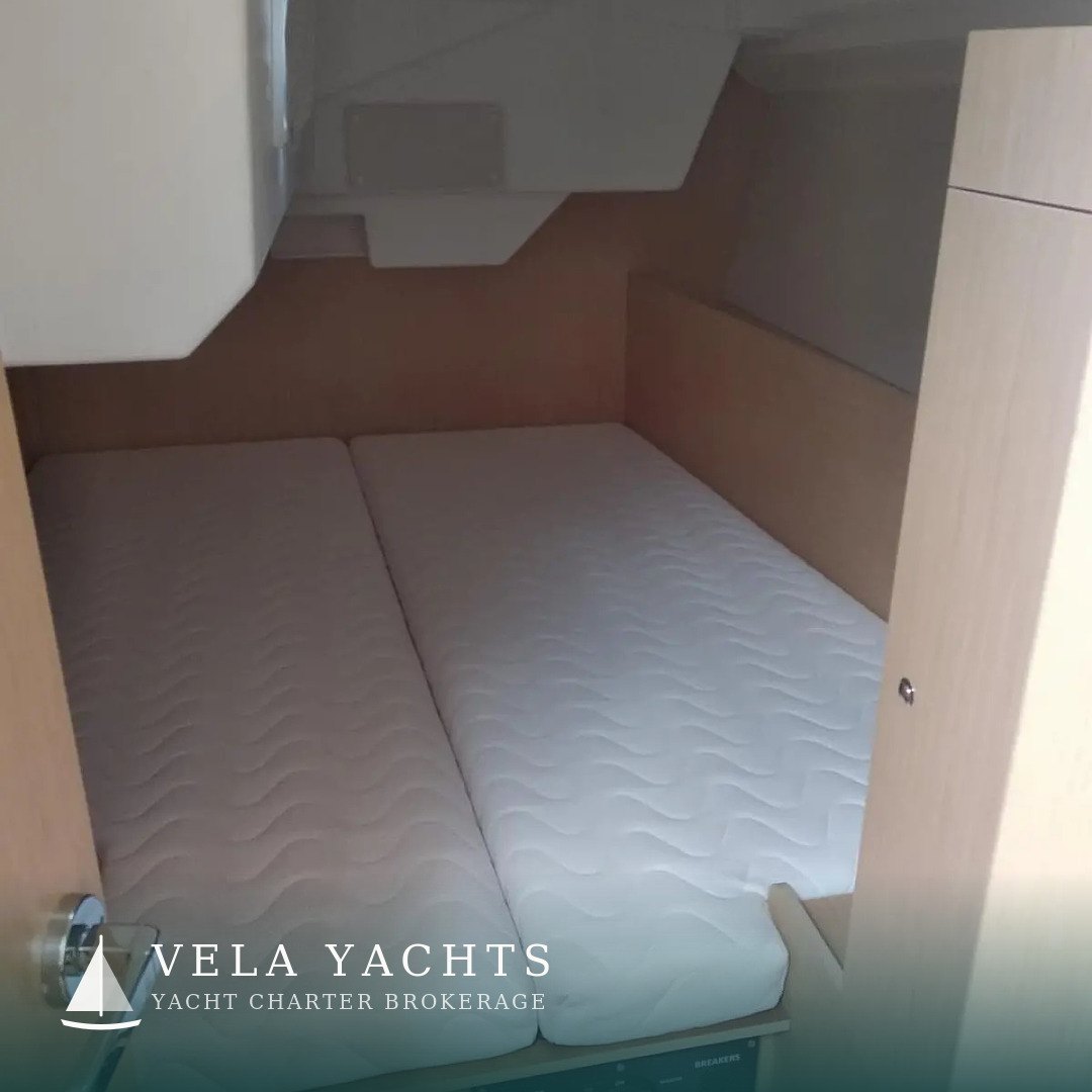 Lampo — Beneteau Oceanis 38.1 yacht charter, Porto Mirabello, La Spezia, Italy (photo 12)