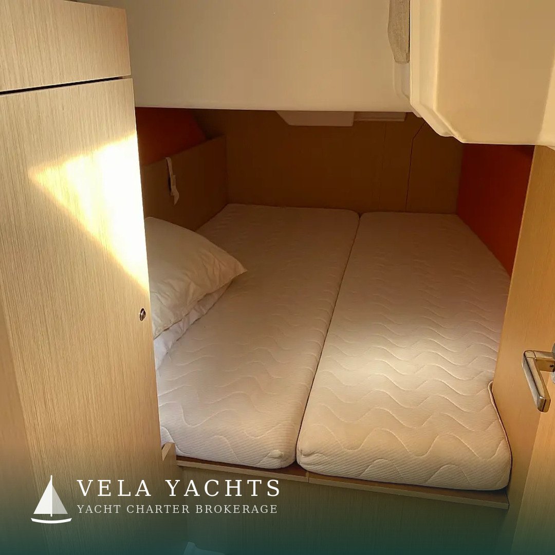 Lampo — Beneteau Oceanis 38.1 yacht charter, Porto Mirabello, La Spezia, Italy (photo 13)
