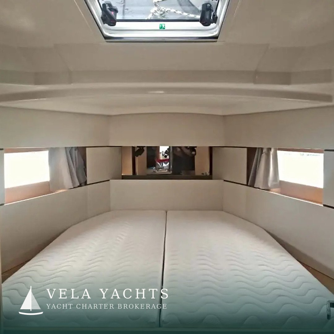Lampo — Beneteau Oceanis 38.1 yacht charter, Porto Mirabello, La Spezia, Italy (photo 14)
