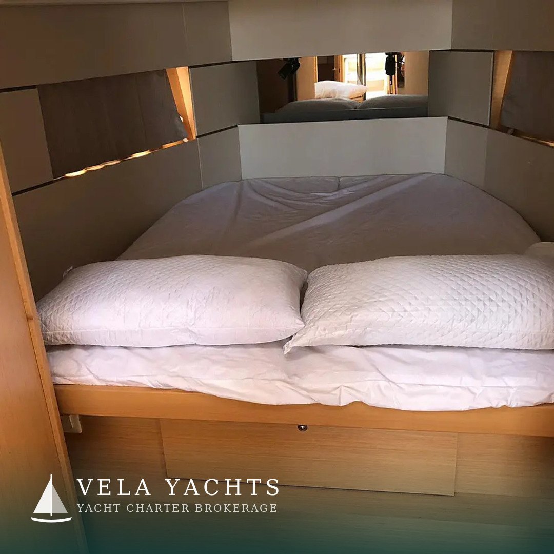 Lampo — Beneteau Oceanis 38.1 yacht charter, Porto Mirabello, La Spezia, Italy (photo 15)