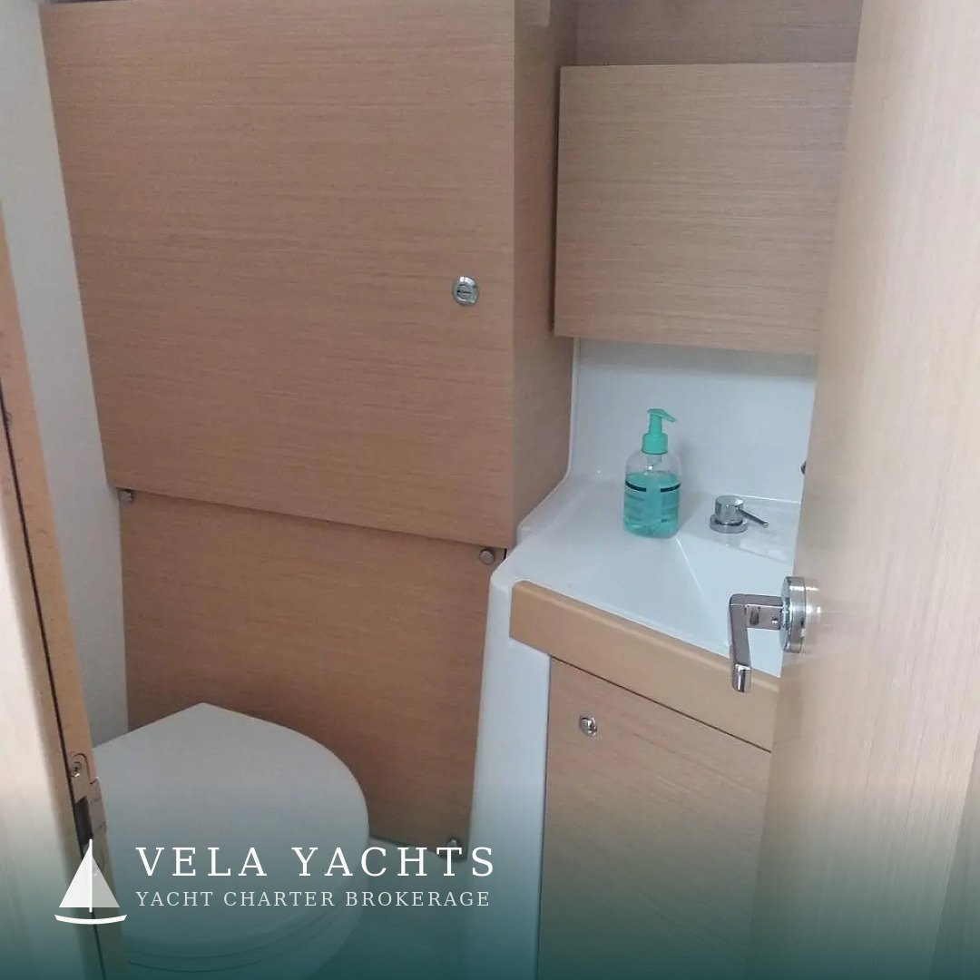 Lampo — Beneteau Oceanis 38.1 yacht charter, Porto Mirabello, La Spezia, Italy (photo 16)