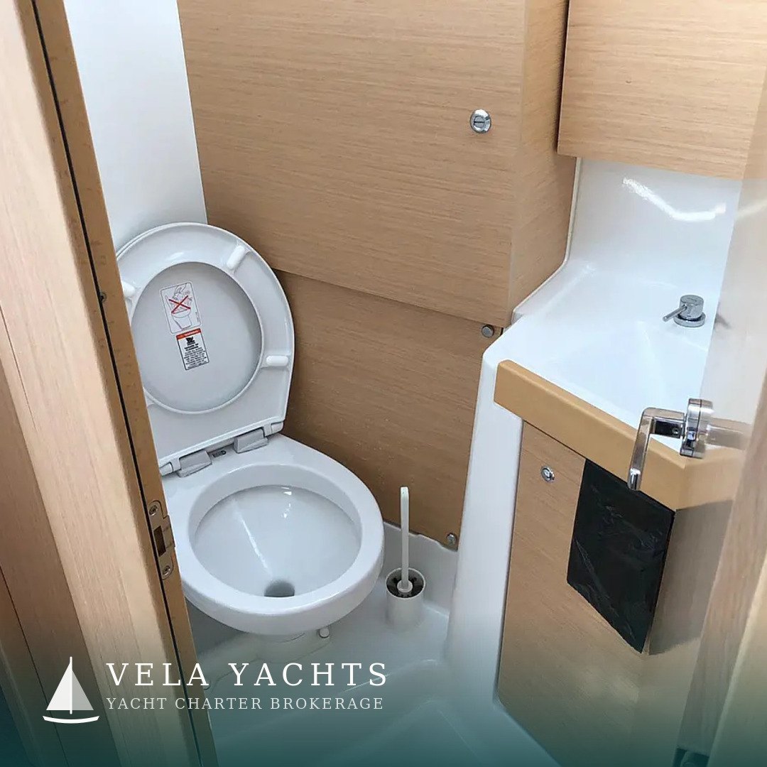 Lampo — Beneteau Oceanis 38.1 yacht charter, Porto Mirabello, La Spezia, Italy (photo 17)